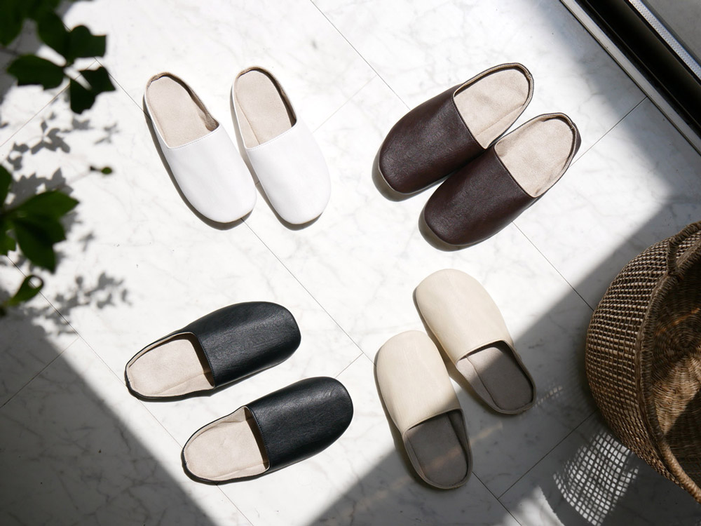 sarasa designの黒色合成皮革プレーンステッチルームシューズの写真