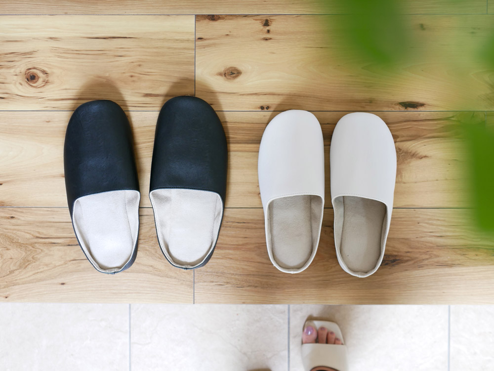 サラサデザインの黒色プレーンステッチルームシューズ