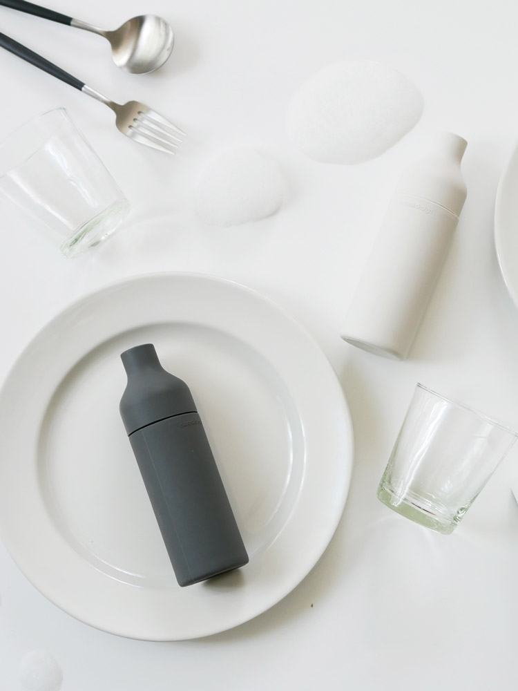 サラサデザインのb2cスクイーズボトル。直径約5cm、高さ17cm、シリコン製で150ml容量、耐熱性あり