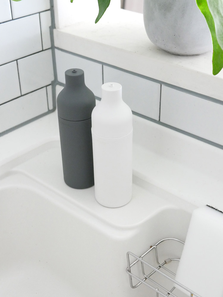 サラサデザインのシリコン製スクイーズボトル。直径5cm、高さ17cm、150mlの容量を持ち、透明なデザインで軽量なボトル。