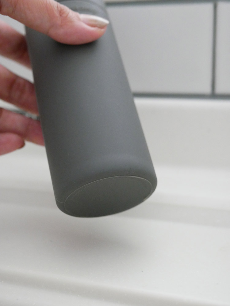 サラサデザイン製シリコンスクイーズボトル、直径5cm、高さ17cm、150ml容量