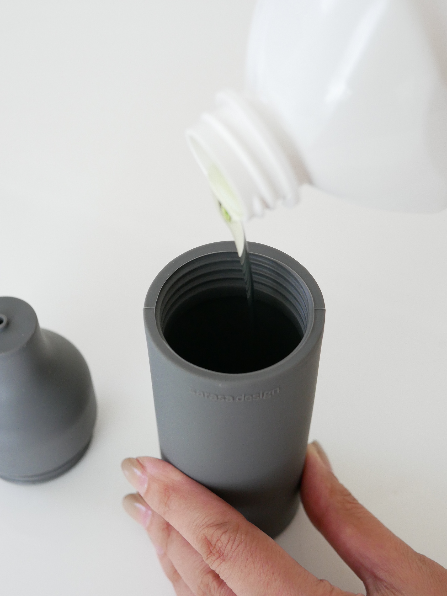 サラサデザインのB2Cスクイーズボトル。直径約5cm、高さ17cm、容量150mlのシリコン製。