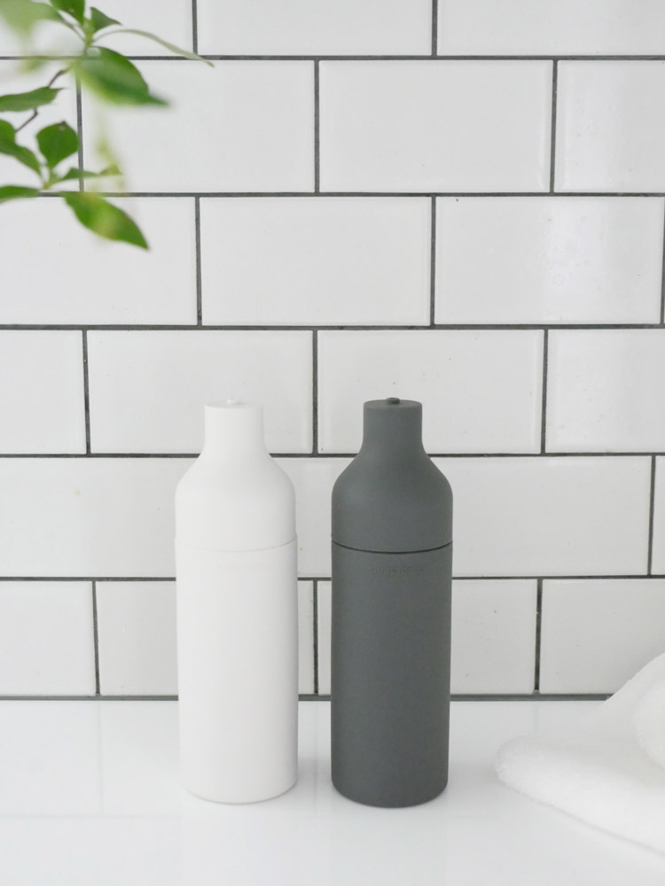 サラサデザインのb2cスクイーズボトル。シリコン製で容量150ml、直径約5cm、高さ約17cm。耐熱性があり熱湯でも洗浄可能