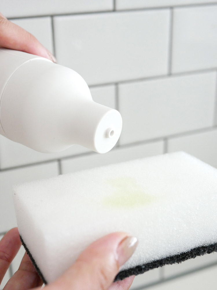 サラサデザインのB2Cスクイーズボトル、シリコン製で直径約5cm、高さ17cm、150mlの容量