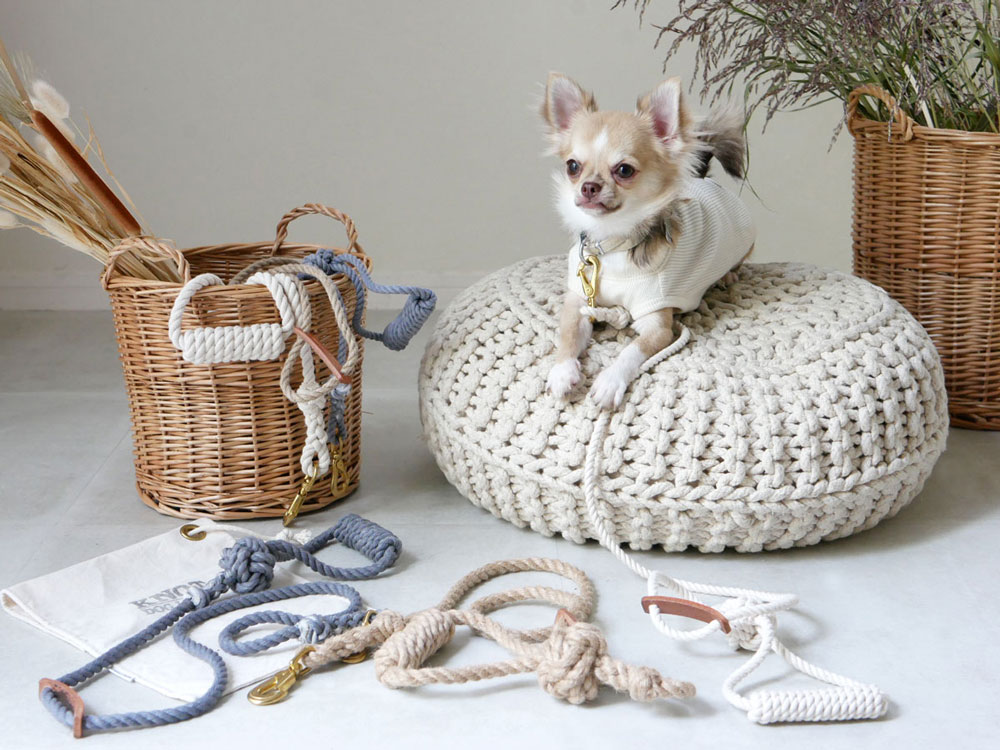 ツールズフォードッグの手編みウール製ナチュラル素材ドッグリーシュ、クラフト感溢れるデザイン