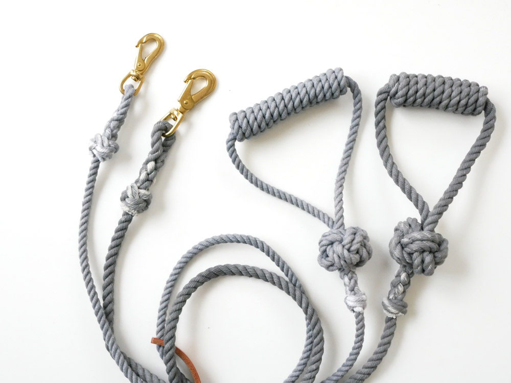 TOOLS FOR THE DOGのグレー色ロープ製ドッグリード。結び目やストラップが施されており、中型犬に適した長さ1200mmです。