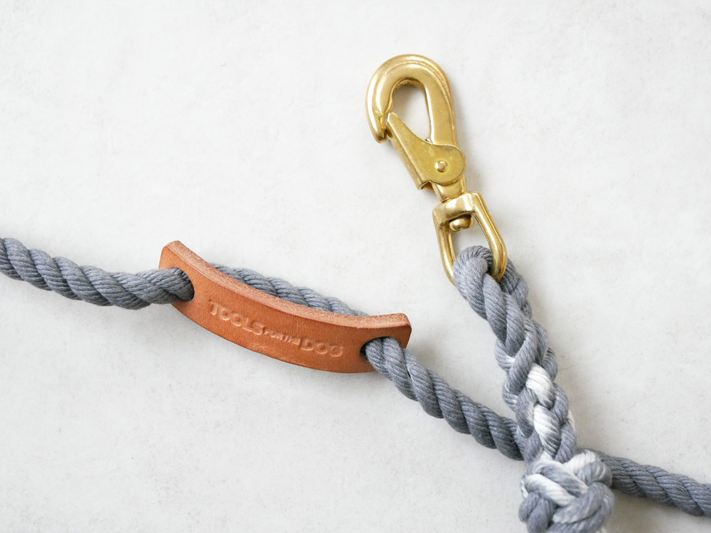 TOOLS FOR THE DOG製グレーの中型犬用ドッグリーシュ。直径8mm、長さ1200mmで手染めの色むらが特徴です。