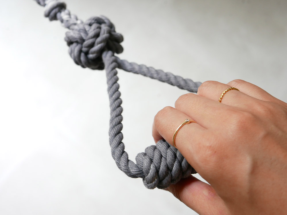 TOOLS FOR THE DOGブランドの手染めロープ編みドッグリーシュ、結び目が特徴的な直径8mm、長さ1200mmで中型犬に適したリード