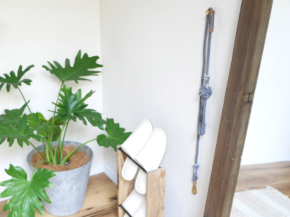 TOOLS FOR THE DOGの手染めドッグリード。直径8mm、長さ1200mmのナチュラル素材を使用し、中型犬に最適なリードです。