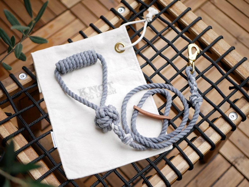 TOOLS FOR THE DOG製の手染め中型ドッグリーシュ。直径8mmのナチュラルロープとチェーンを使用した日本製リード