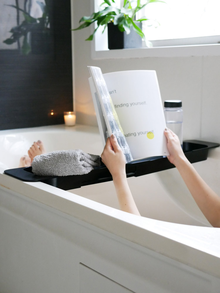 山崎ブランドの伸縮可能なABS製タワーバスタブトレーが浴槽内にセットされている様子