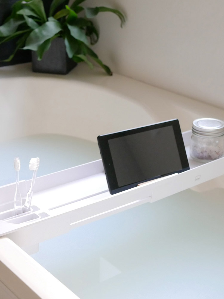 Yamazakiの伸縮式タワーバスタブトレー、幅57.5～75cmに調整可能で浴槽にフィットするデザイン