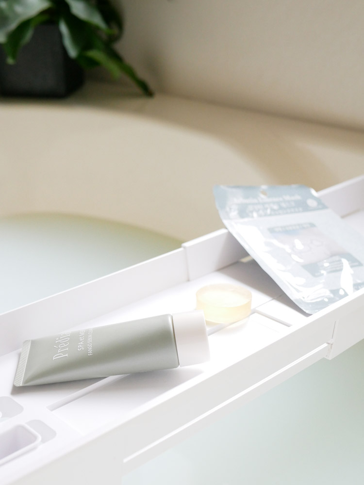 浴槽内に設置されたYamazaki製伸縮タワー式バスタブトレー