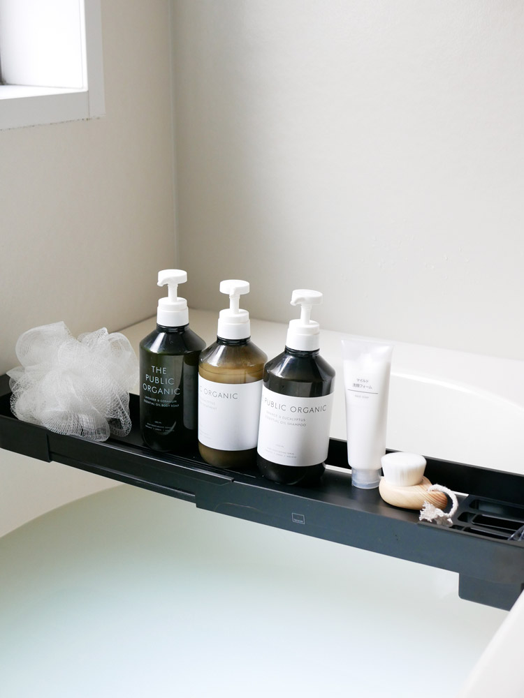 Yamazaki製タワー伸縮バスタブトレーが浴槽にセットされており、ABS樹脂の伸縮可能な部分にタオルや入浴グッズが置かれている様子