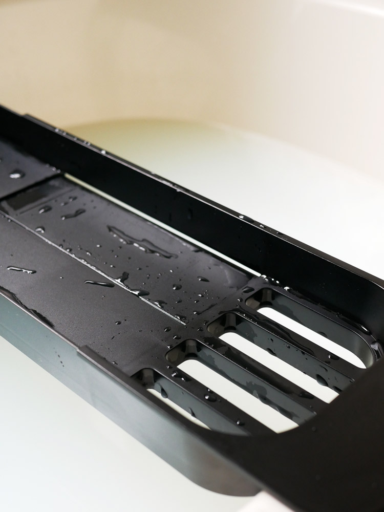 浴槽に設置されたYamazaki【tower/タワー】伸縮バスタブトレー