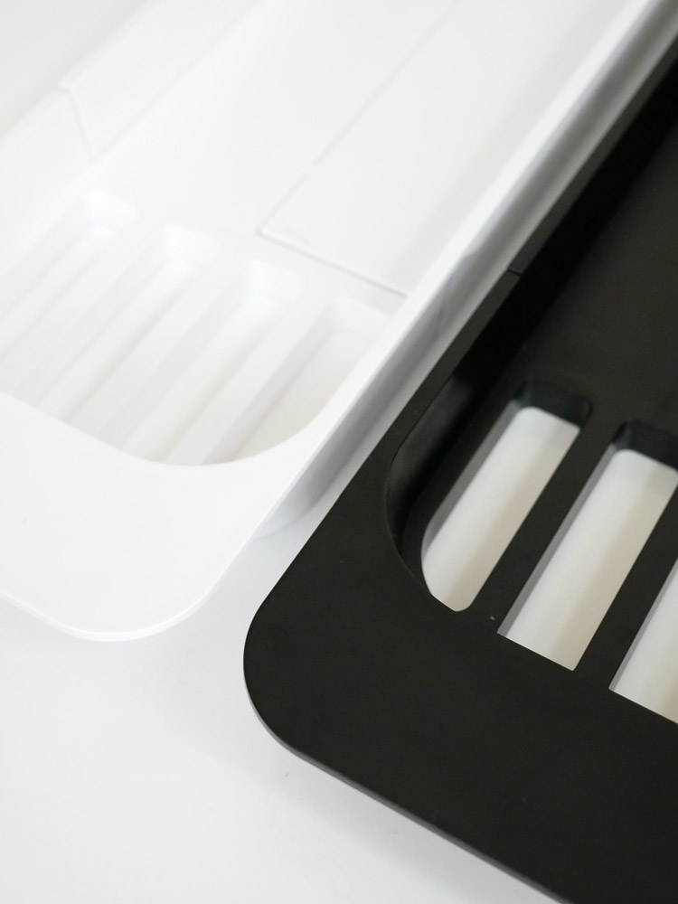 山崎ブランドのタワーシリーズ伸縮バスタブトレー。幅57.5～75cmに調整可能で、ABS樹脂製。浴槽内にしっかりフィットするデザイン。