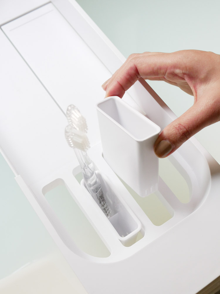 山崎製の伸縮可能なタワーバスタブトレーが浴槽内に設置されている様子。幅57.5～75cmに調整可能で、ABS樹脂製です。