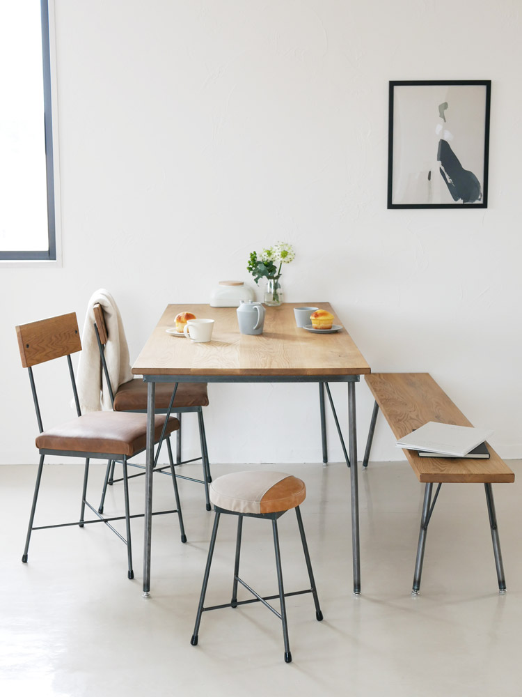 SIKAKUのオーク無垢集成材天板とクリアラッカー塗装の鉄脚を持つシンプルなデザインのベンチ。120cmサイズ、日本製