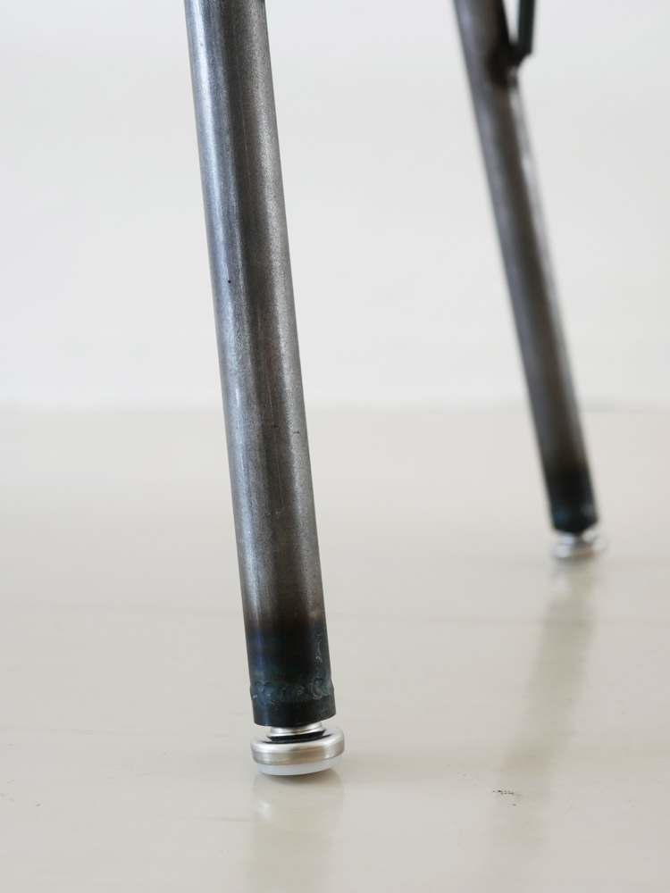 SIKAKUのオーク無垢集成材とクリアラッカー塗装された鉄脚を持つベンチ