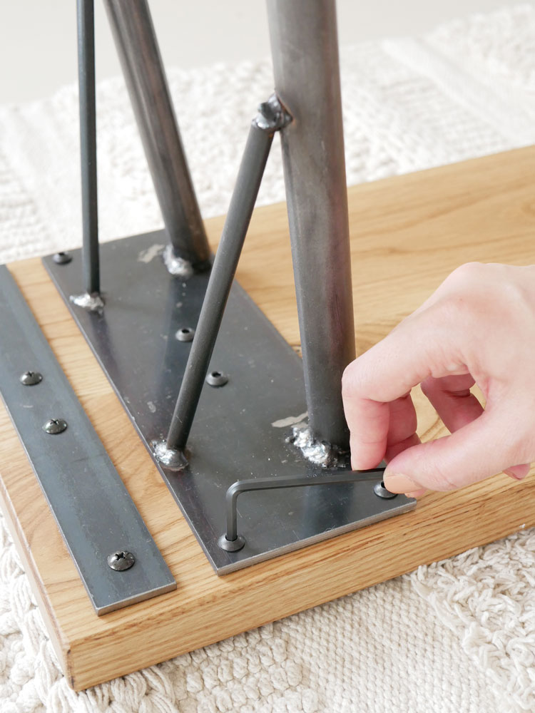 SIKAKUブランドのオーク無垢集成材天板とクリアラッカー塗装の鉄脚を持つシンプルな四角型木製ベンチ