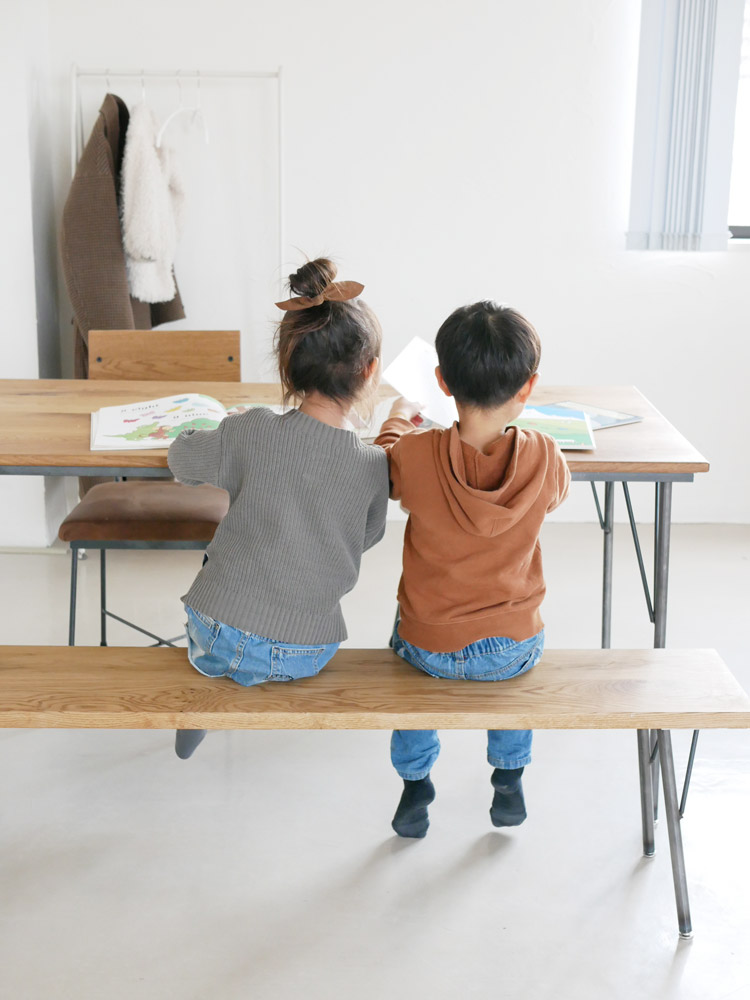 SIKAKU製オーク無垢天板とクリアラッカー塗装の鉄脚を持つ木製ベンチ