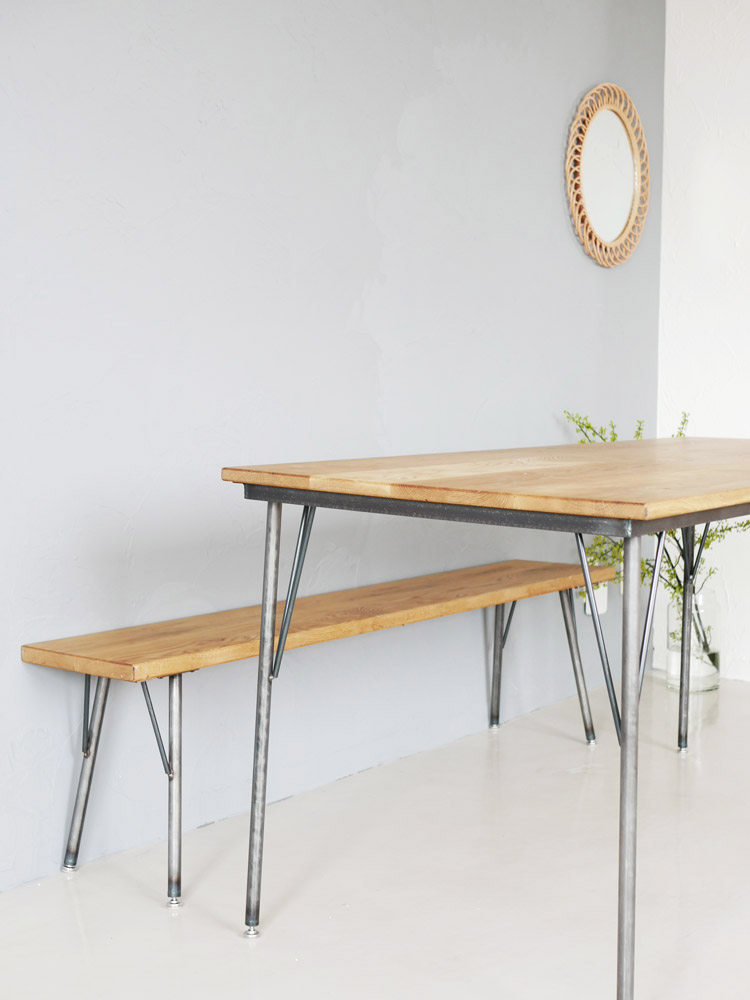 SIKAKUブランドのオーク無垢天板とクリアラッカー塗装の鉄脚を持つ日本製受注生産ベンチ