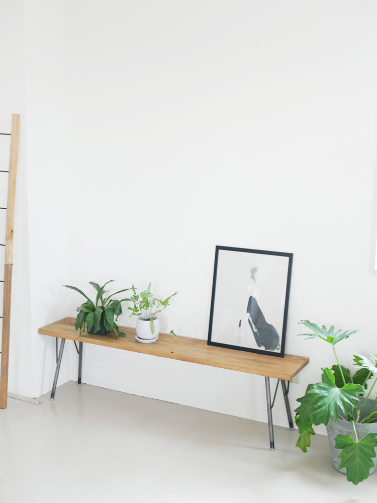 SIKAKU四角商店製オーク無垢集成材天板とクリアラッカー塗装鉄脚を持つ受注生産ベンチ