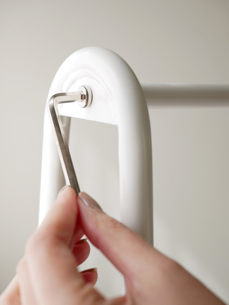 スチールフレームと木製底のBY CAGEハンガー