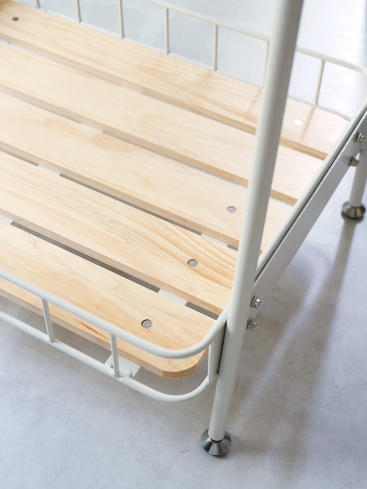 ビーワイケージブランドの木製底板付きスチールハンガー