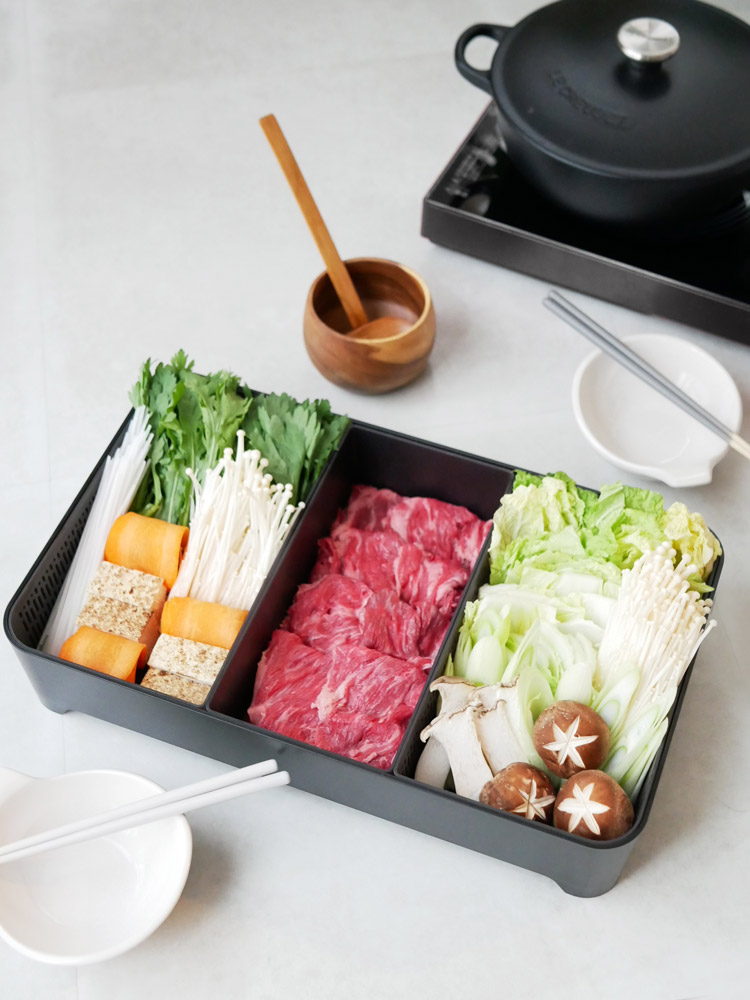 Yamazakiブランドの角型卓上水切りトレー。ABS樹脂製でキッチンカウンターに設置され、食器の水切りに使用されています。