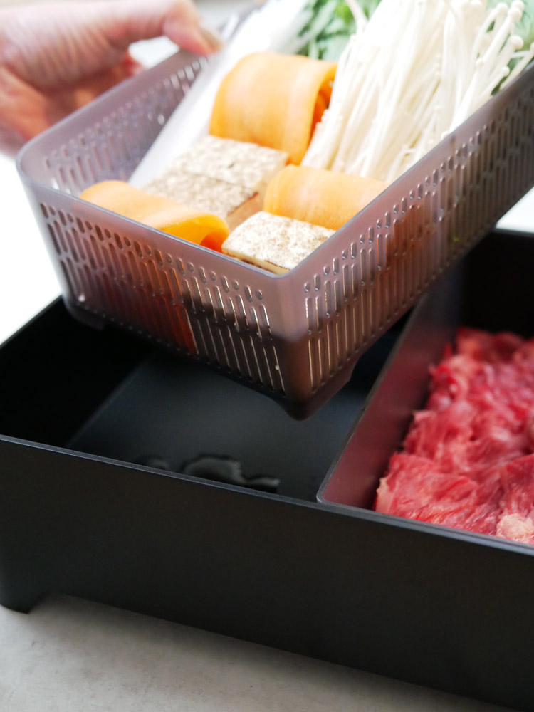 Yamazaki製の角型卓上水切りトレー。2つの水切りスペースを備えたABS樹脂とポリプロピレン素材のデザイン。