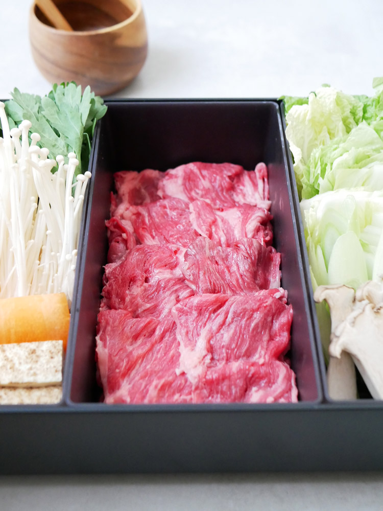 山崎の【tower/タワー】卓上水切りトレーに神戸牛や松阪牛、葉物野菜などの食材が配置された写真