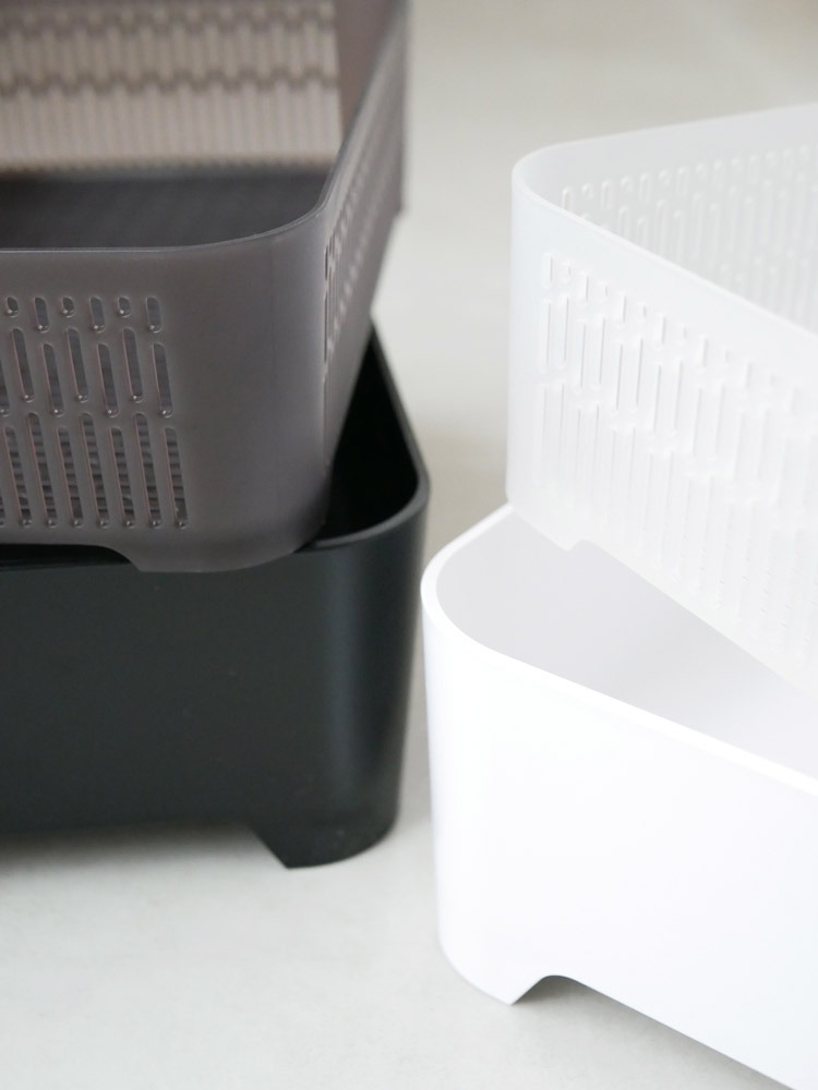 山崎ブランドのタワー卓上水切りトレー。角型でABS樹脂製、キッチンカウンター上に置かれた多層の水切り用トレー