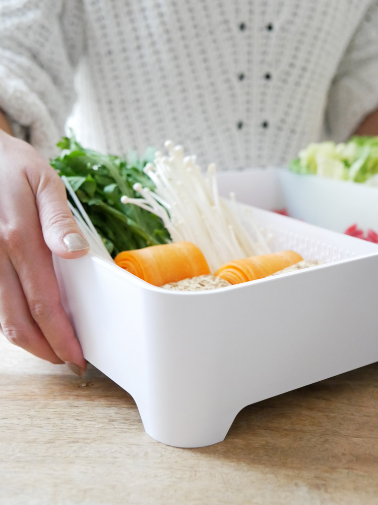 Yamazaki製タワー角型卓上水切りトレーがキッチンカウンターに置かれている様子