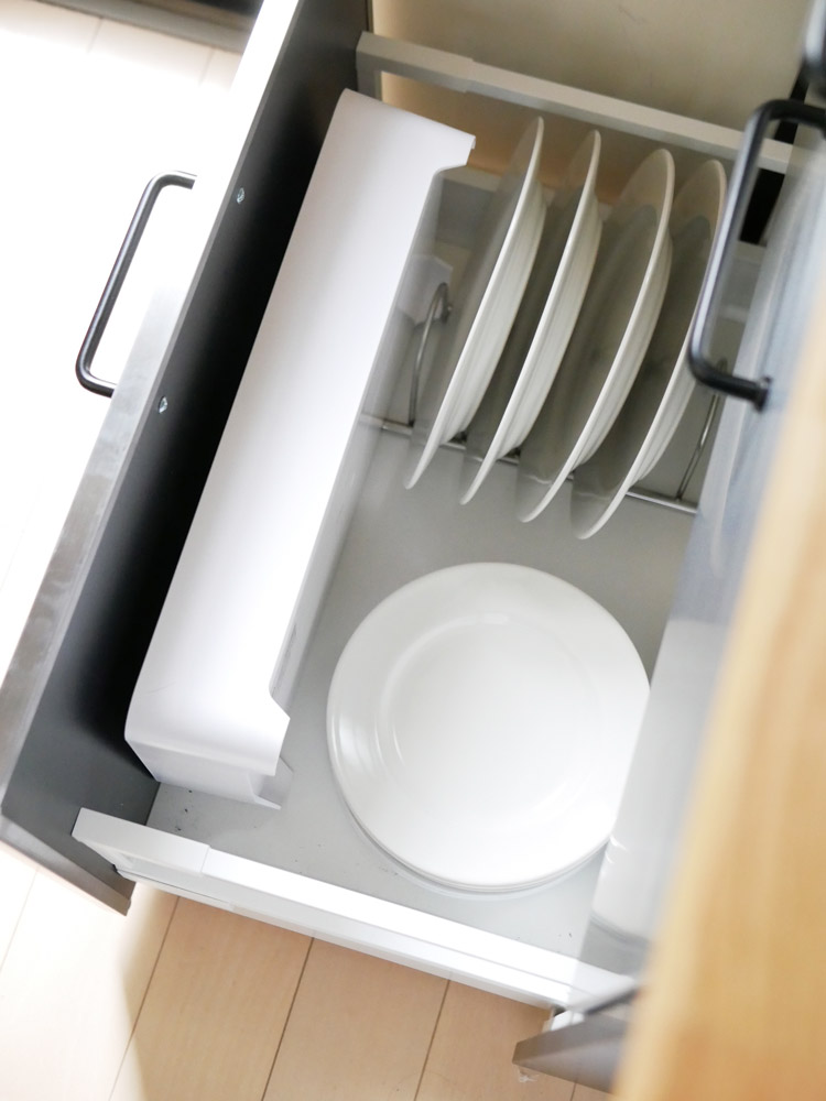 Yamazakiブランドの角型卓上水切りトレー。ABS樹脂製で食器を効率的に乾燥させるキッチン用品