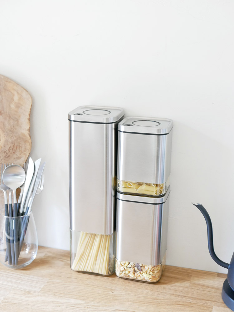 ダルトンのプレスリッド付きシリンダージャーとキューブジャー