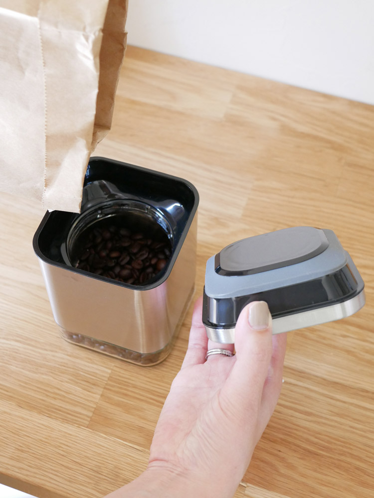 ダルトンのプレスリッド付きシリンダーとキューブジャー