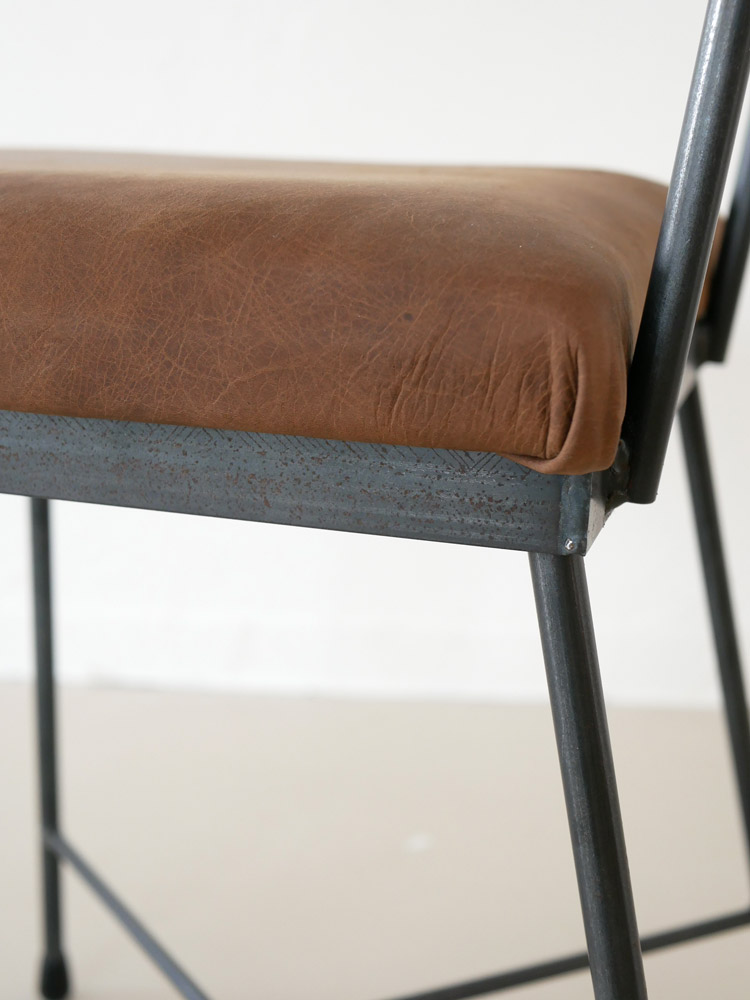 四角商店のLUCYダイニングチェア。クリアラッカー仕上げのクロカワ鉄フレームにレザーシートとオーク板を組み合わせたシンプルでモダンなデザイン。高さ790mm、座面サイズ350×350mm。