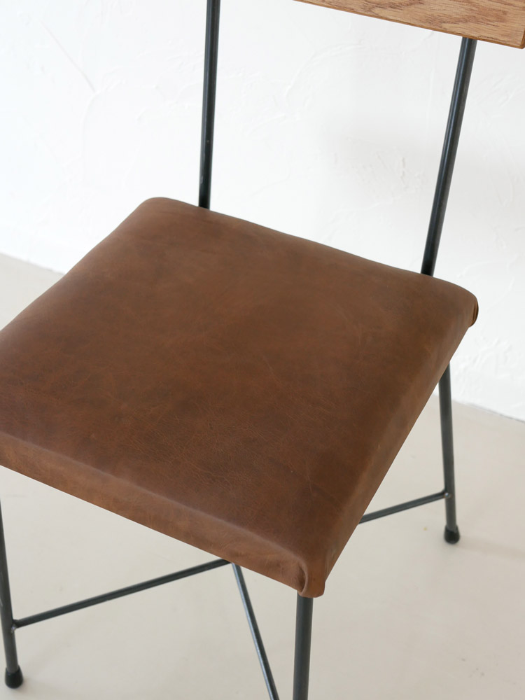 四角商店のLUCYダイニングチェア。クリアラッカー仕上げのクロカワ鉄脚とレザー張りの座面を備えた日本製の受注生産家具。