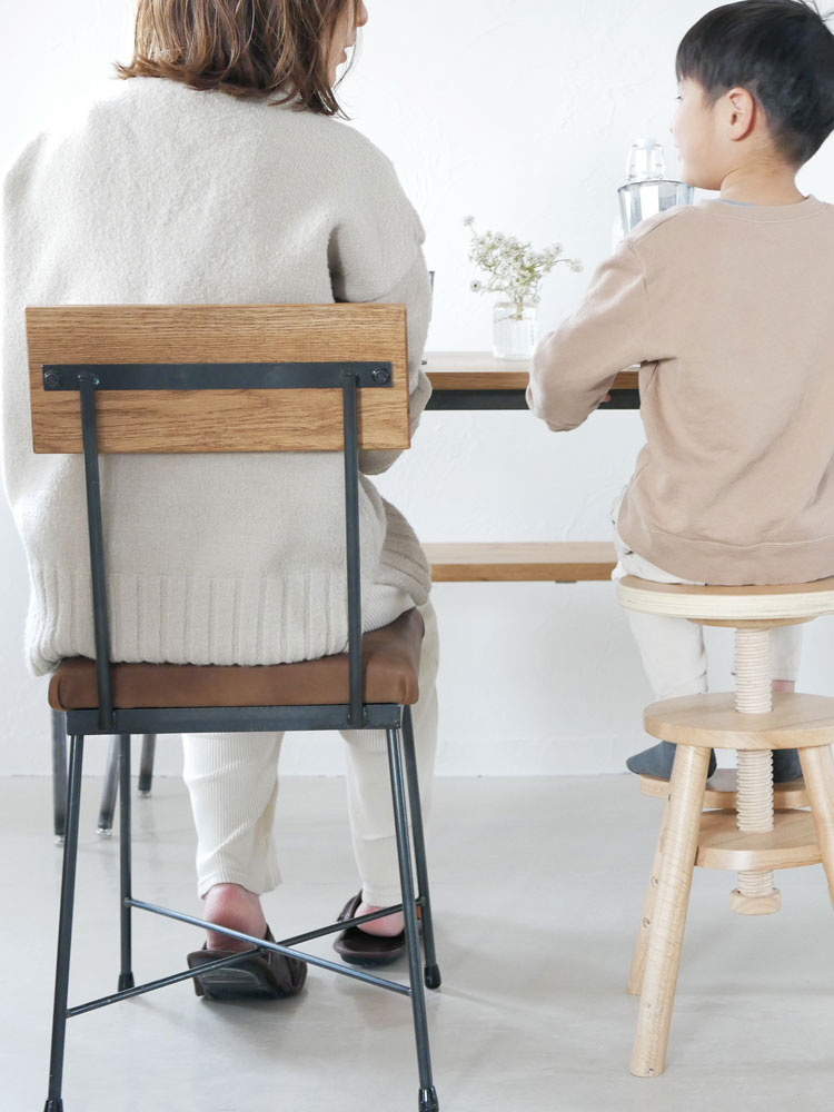 SIKAKU四角商店のLUCYダイニングチェア。クロカワ鉄脚とオーク板を使用した日本製のモダンなデザインの椅子。