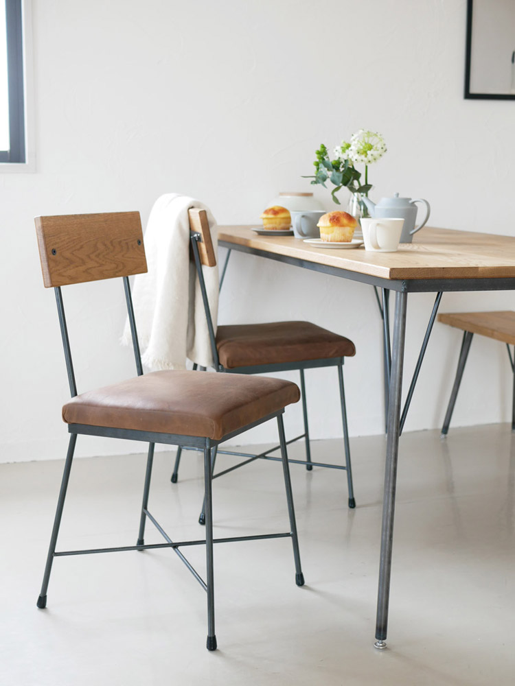 四角商店のLUCYダイニングチェア。クロカワ鉄製フレームとレザーシートを組み合わせたシンプルで上品なデザインの椅子。日本製の高品質な仕上げが特徴。