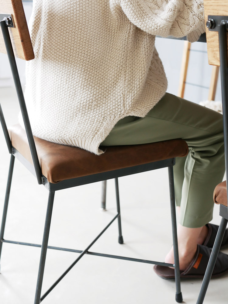 SIKAKU四角商店製LUCYダイニングチェア。クロカワ鉄脚とレザー座面を特徴とする日本製の受注生産チェア