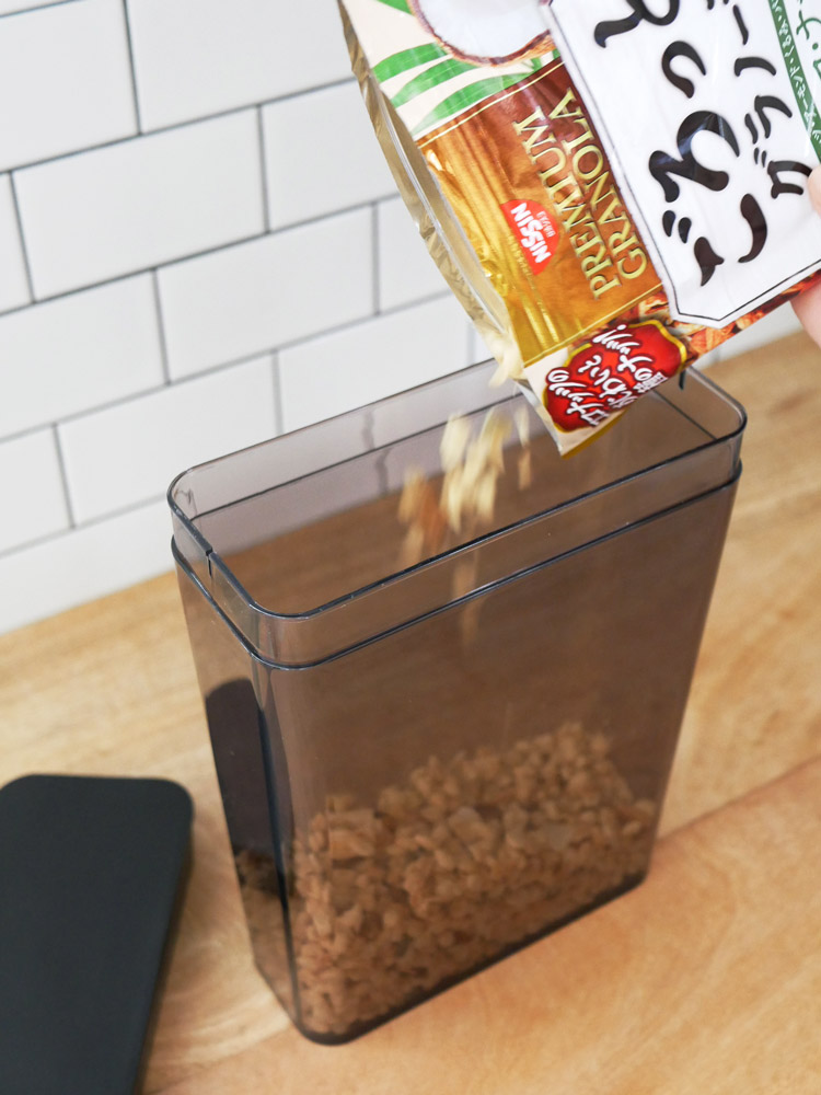 タワーのドライフードストッカー、透明な2.3リットル容器