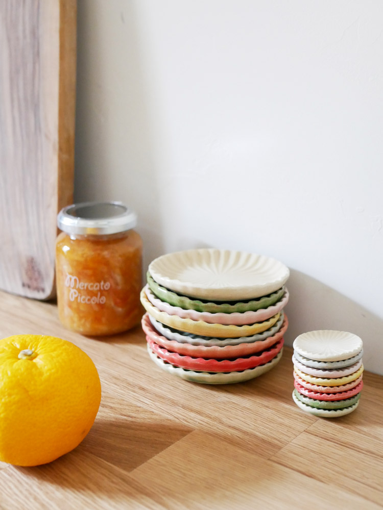 俊峰陶苑の手作り花あかりデザインの丸箸置き、自然な陶器の質感を持つ茶色い製品