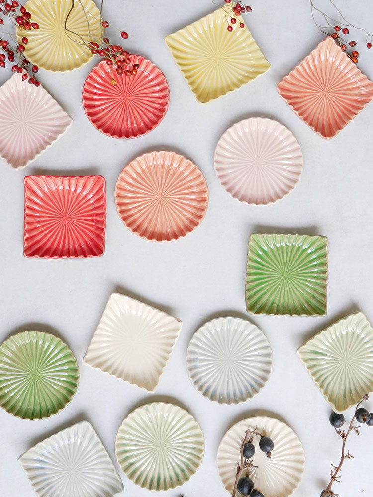 俊峰陶苑製の手作り丸型陶器箸置き「花あかり」、自然な花模様が施された日本製Φ36～39×H6mmの商品