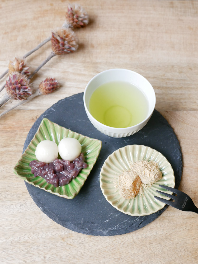 俊峰陶苑の手作り陶器製花あかり丸箸置。直径約36～39mm、高さ6mmで自然な風合いが特徴です。