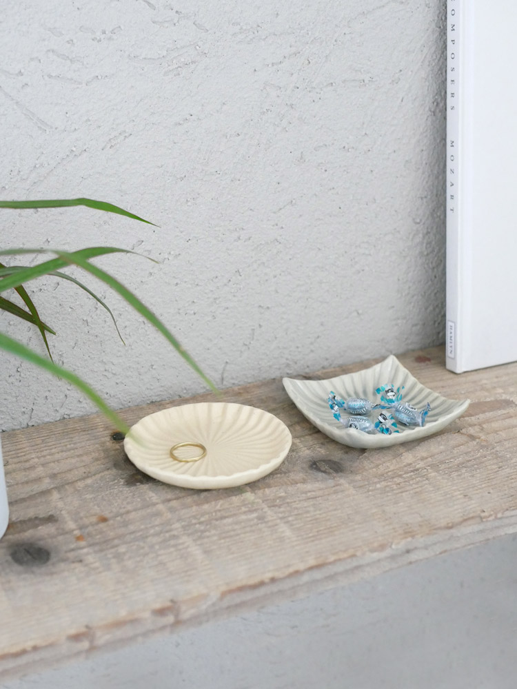 俊峰陶苑製の花あかり丸箸置。手作りの自然な風合いを持つ陶器製で、丸型のデザインが特徴です。