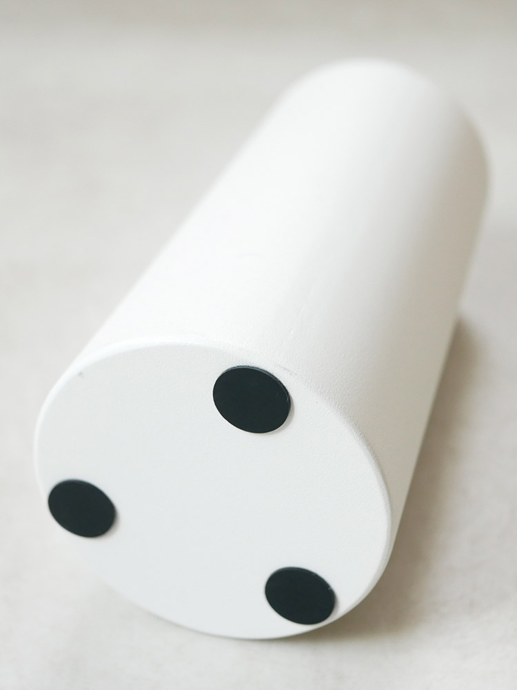 ヤマザキのハンディーワイパースタンド。スチール製で粉体塗装が施され、幅7.5cm×奥7.5cm×高15cmのコンパクトなデザイン。軽量で持ち運びに便利な中国製。