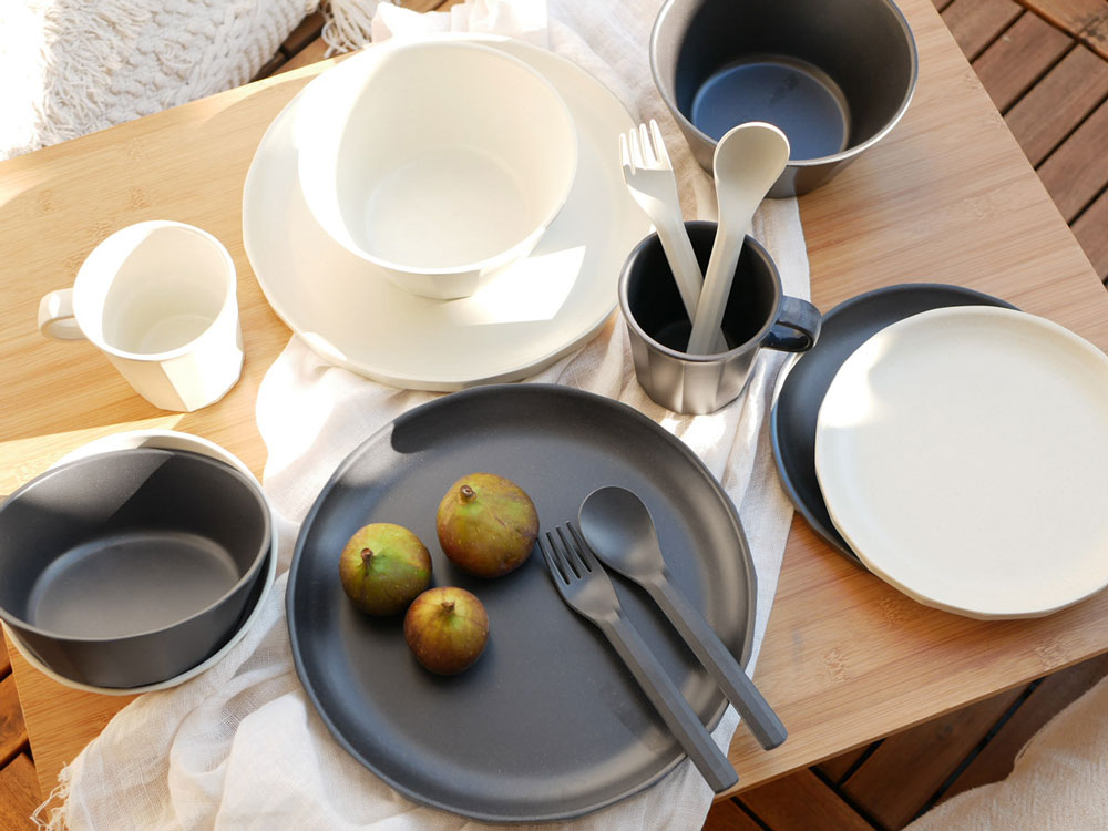 黒色メラミン製、直径25cmのプレート