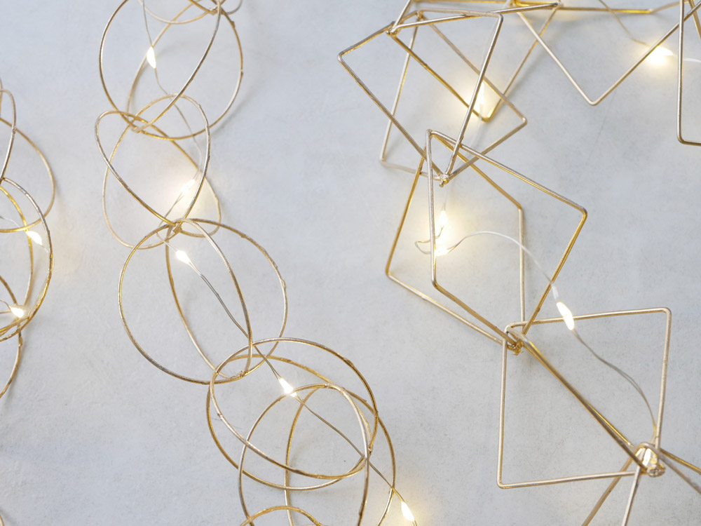 Horn Please MADE製の手作りLEDライトワイヤーガーランド。直径5cmの鉄製リングにLEDが美しく装飾されています